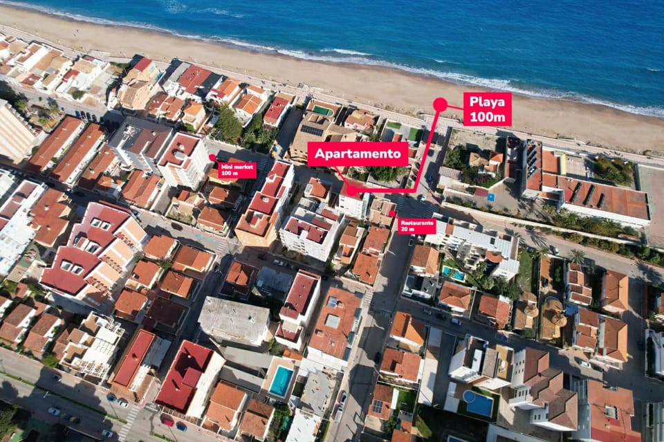 Restaurant/places to eat, Off site, Bird's eye view, Beach, Beach, Supermarket/grocery shop