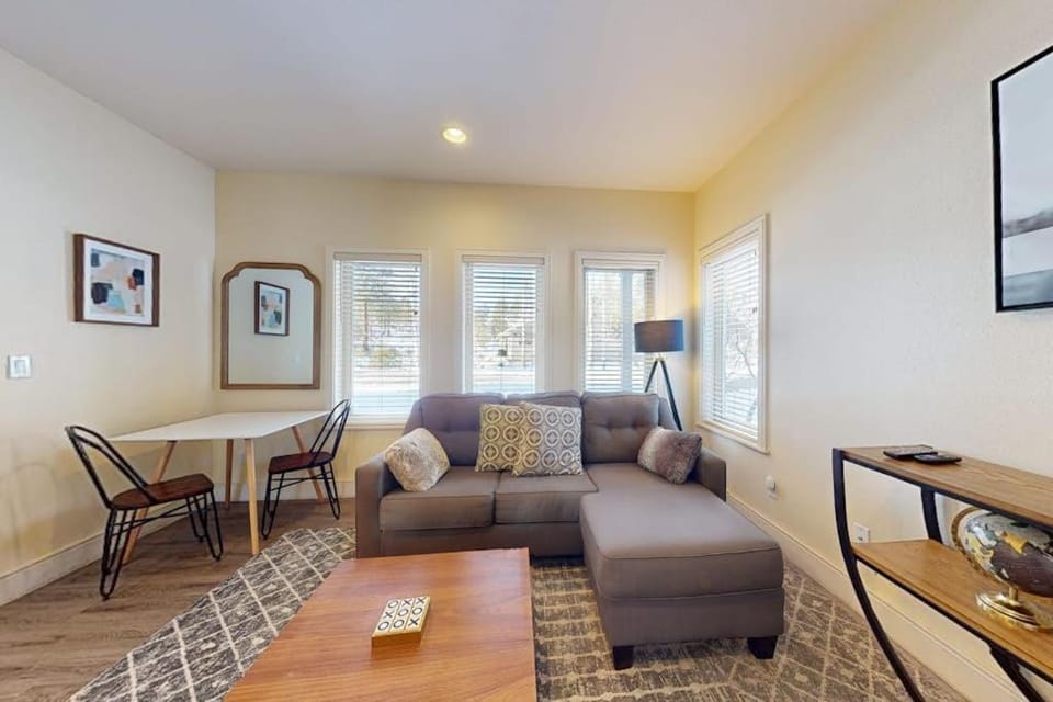 Adorable Bend townhome with ideal location kitchenette & central AC House in Bend