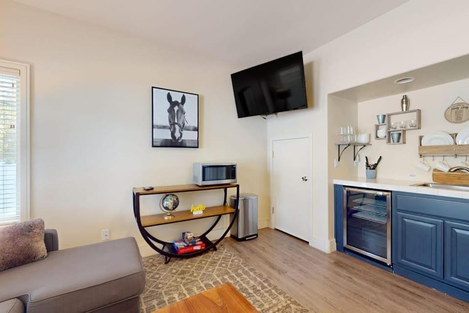 Adorable Bend townhome with ideal location kitchenette & central AC House in Bend