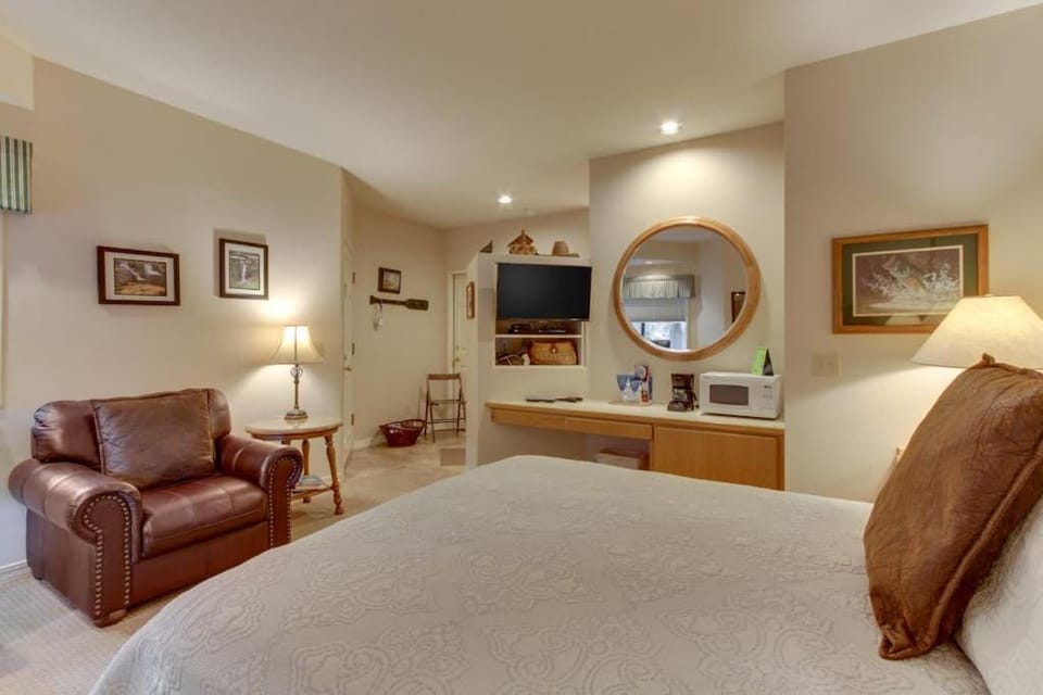 Cozy studio condo with free WiFi shared pool & tennis near river Apartment in Bend