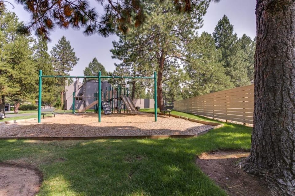 Cozy studio condo with free WiFi shared pool & tennis near river Apartment in Bend