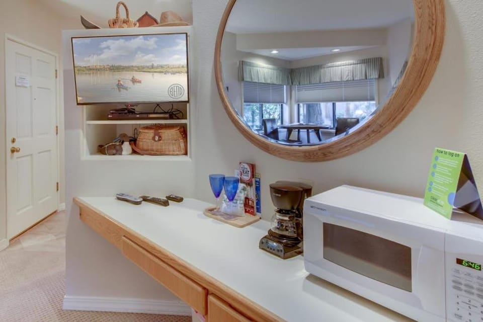 Cozy studio condo with free WiFi shared pool & tennis near river Apartment in Bend