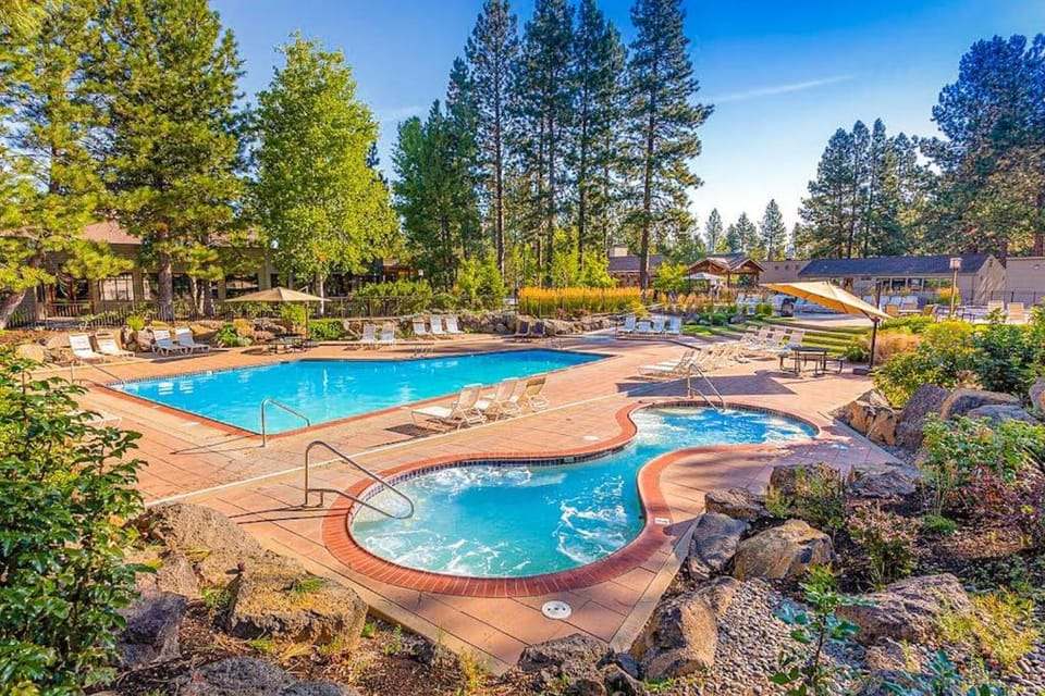 Cozy condo with shared pool hot tub sauna fitness room washer and dryer House in Deschutes River Woods