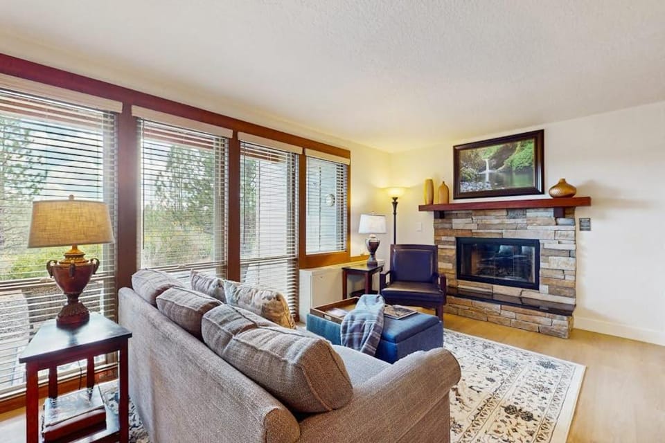 Cozy condo with shared pool hot tub sauna fitness room washer and dryer House in Deschutes River Woods