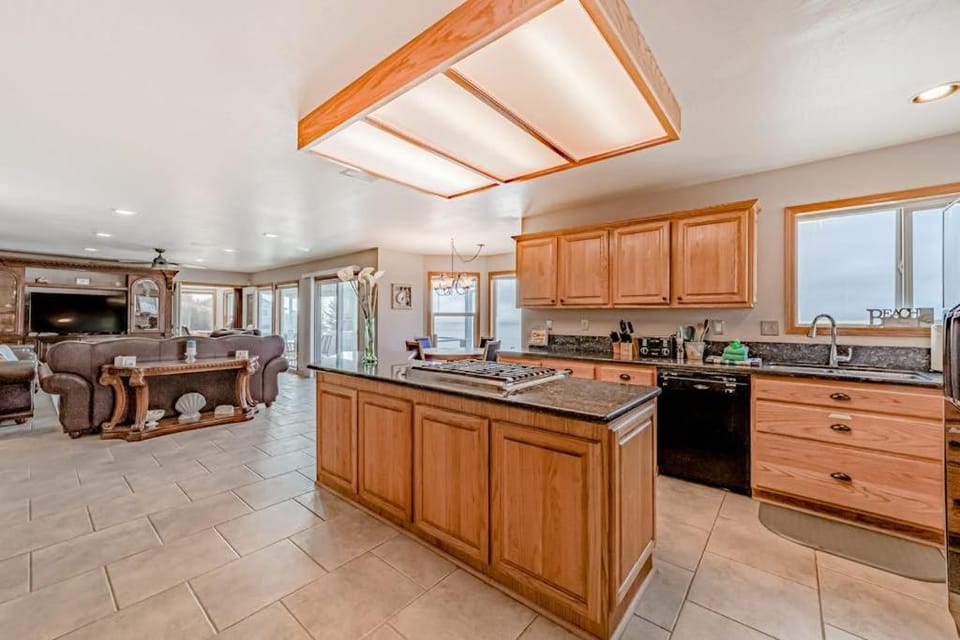 Gorgeous oceanfront estate with amazing views & hot tub - steps to quiet beach House in Harbor