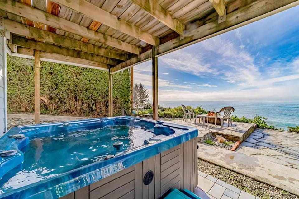 Gorgeous oceanfront estate with amazing views & hot tub - steps to quiet beach House in Harbor