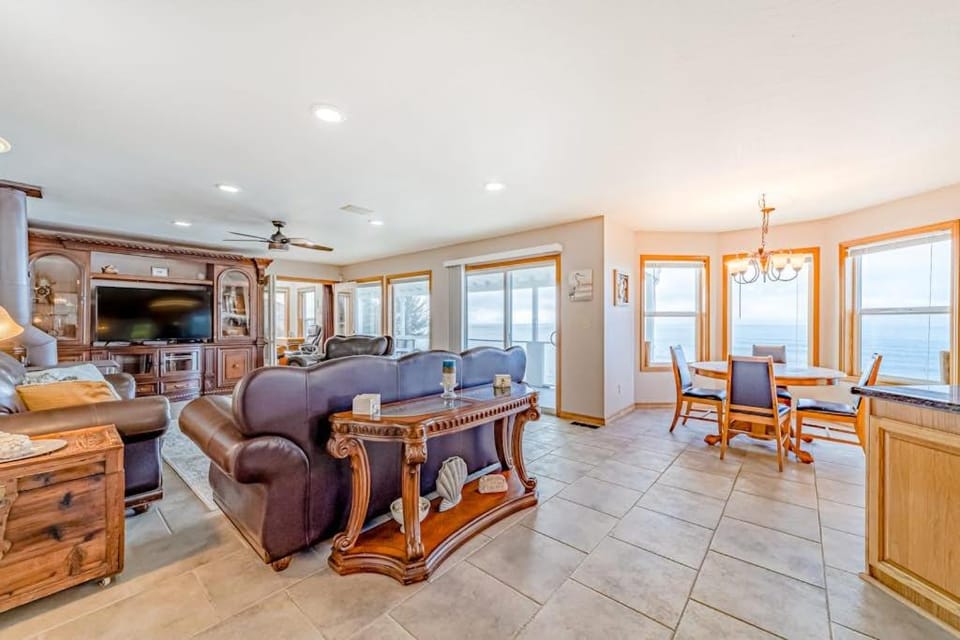 Gorgeous oceanfront estate with amazing views & hot tub - steps to quiet beach House in Harbor
