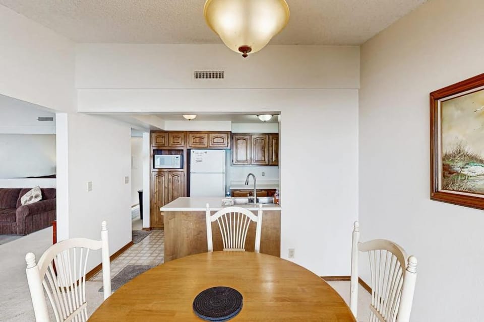 Sweeping Oceanfront Views Await Tranquil Condo with Balcony Beach Access W&D House in Brookings