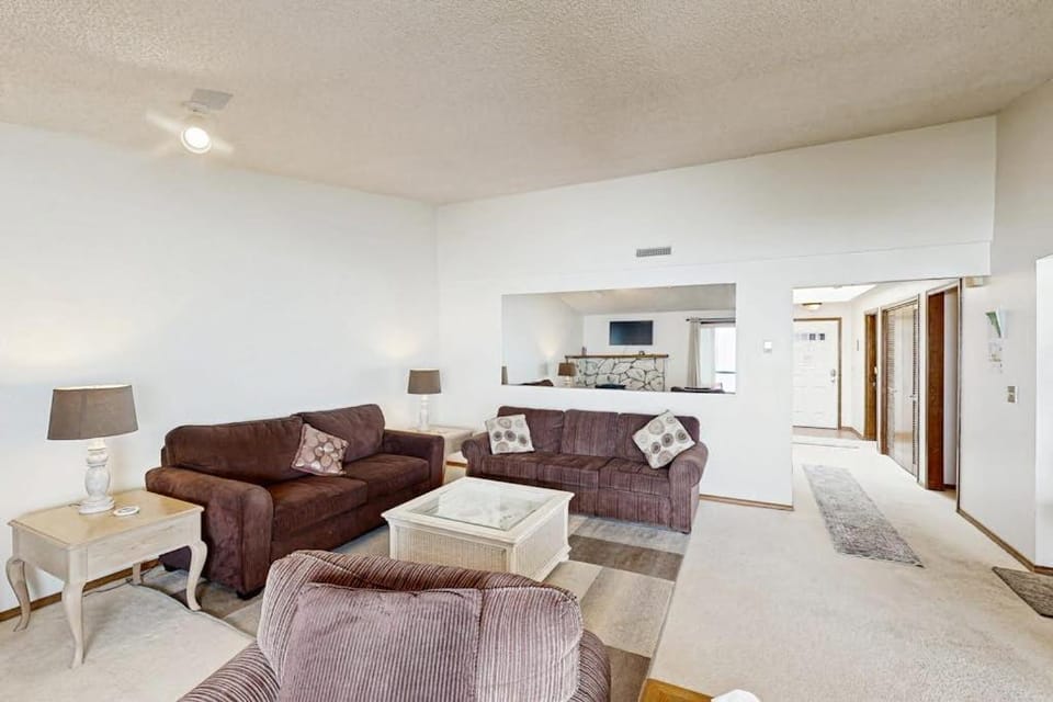 Sweeping Oceanfront Views Await Tranquil Condo with Balcony Beach Access W&D House in Brookings