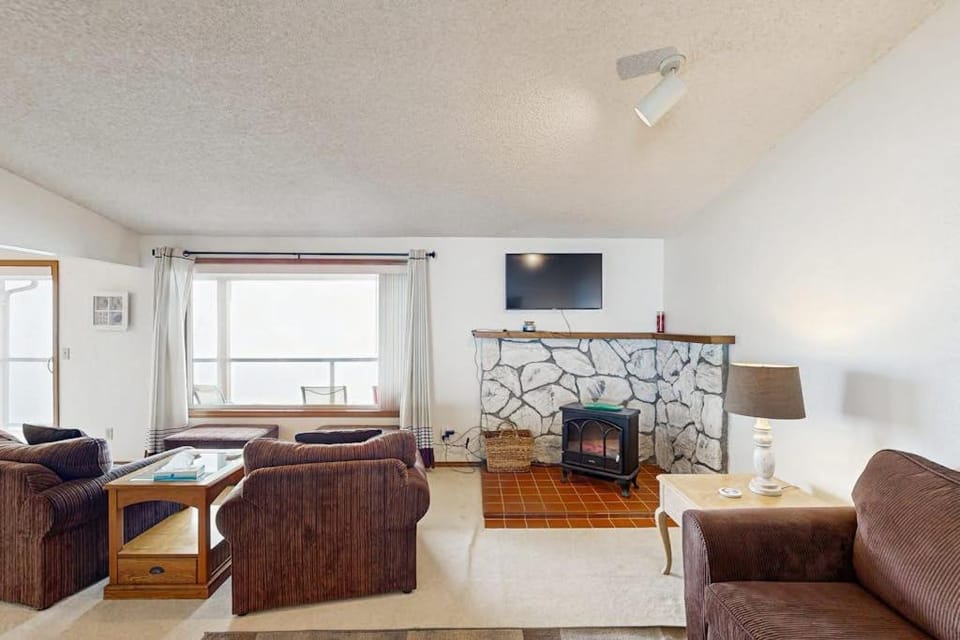 Sweeping Oceanfront Views Await Tranquil Condo with Balcony Beach Access W&D House in Brookings