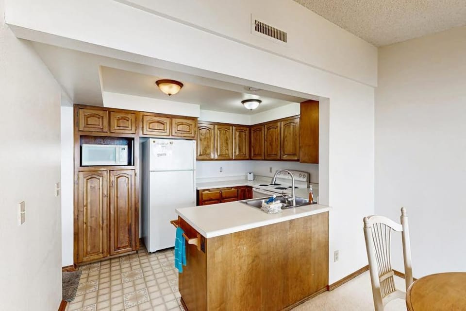 Sweeping Oceanfront Views Await Tranquil Condo with Balcony Beach Access W&D House in Brookings