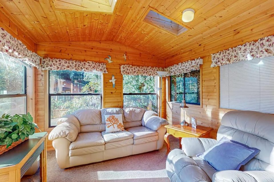 Cozy abode steps from the beach with a private hot tub and nautical theme House in Oregon