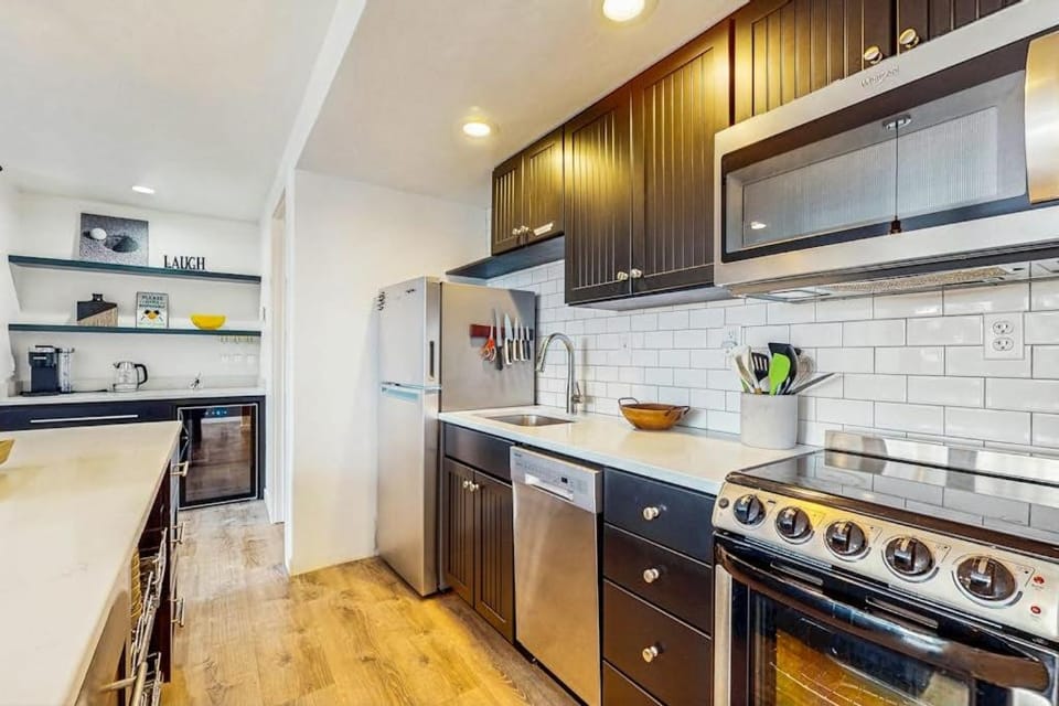 Beautiful condo at Seventh Mountain with shared hot tub & pool fireplace patio House in Deschutes River Woods