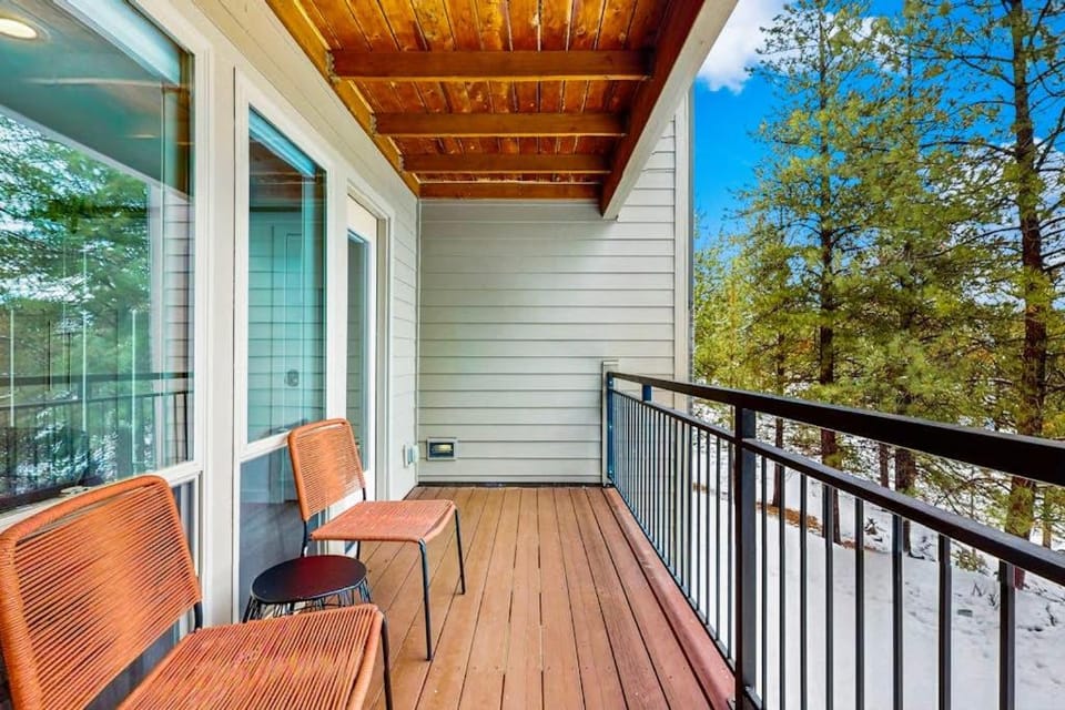 Beautiful condo at Seventh Mountain with shared hot tub & pool fireplace patio House in Deschutes River Woods