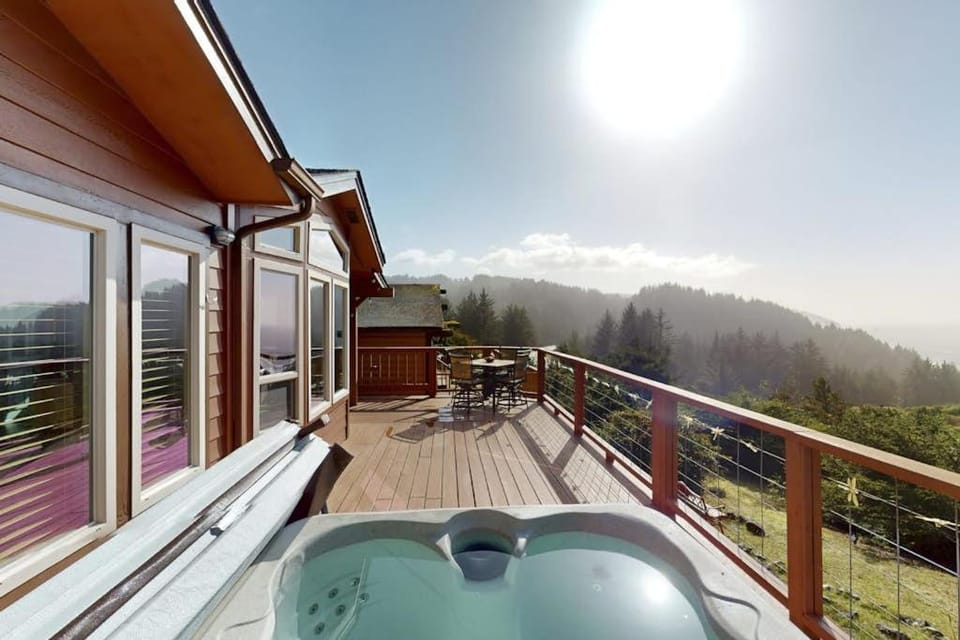Coastal retreat with ocean views patio WiFi streaming House in Oregon