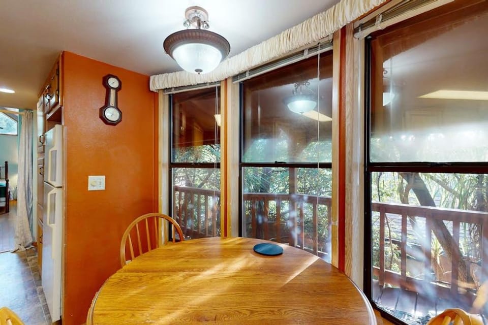 Peaceful dog-friendly cabin on the coast with great deck views Cabin in Oregon