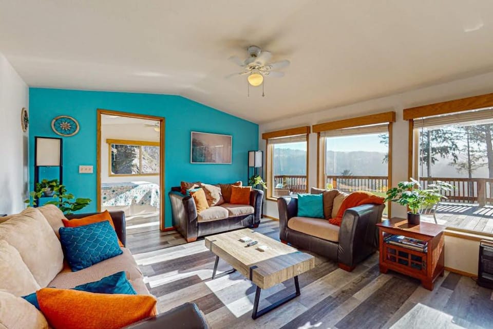 Gorgeous dog-friendly coastal escape with patio & amazing views! House in Oregon