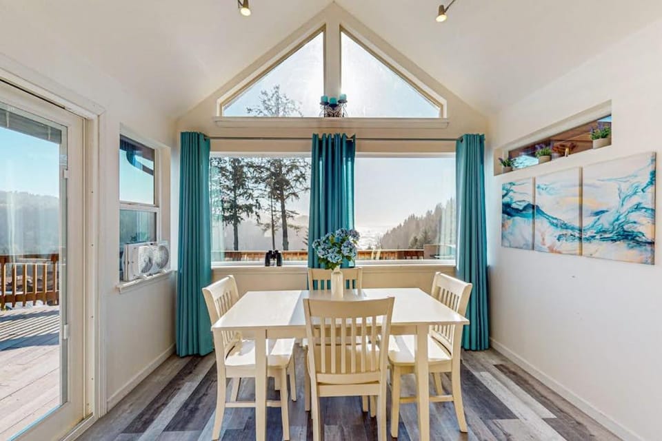 Gorgeous dog-friendly coastal escape with patio & amazing views! House in Oregon