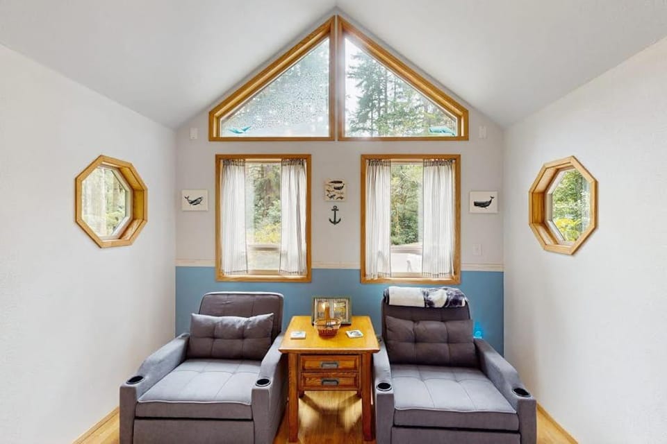 Charming cottage near Whaleshead Beach 4-person private hot tub deck & grill House in Oregon