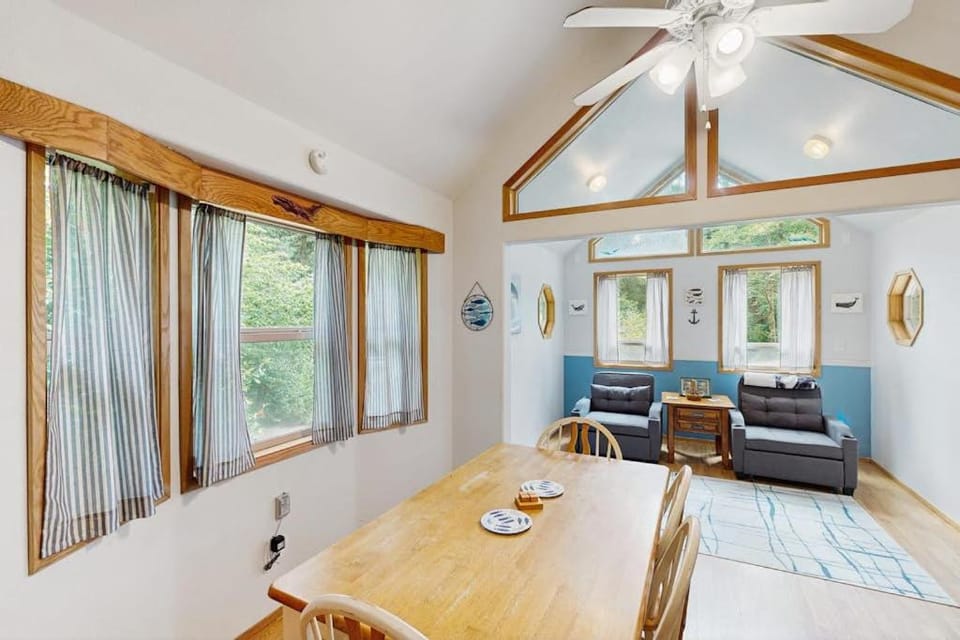 Charming cottage near Whaleshead Beach 4-person private hot tub deck & grill House in Oregon