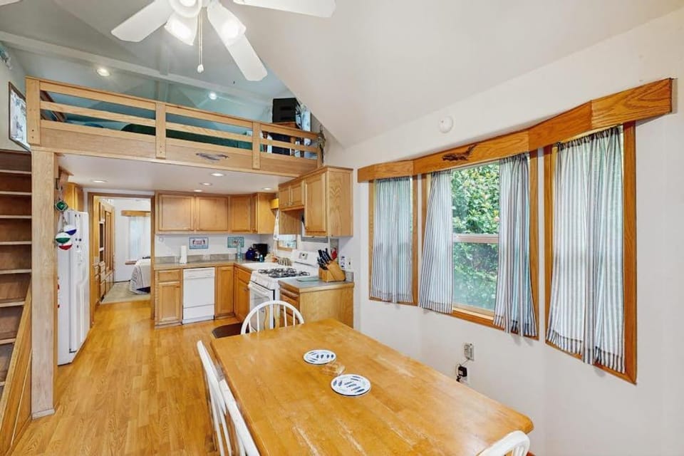 Charming cottage near Whaleshead Beach 4-person private hot tub deck & grill House in Oregon
