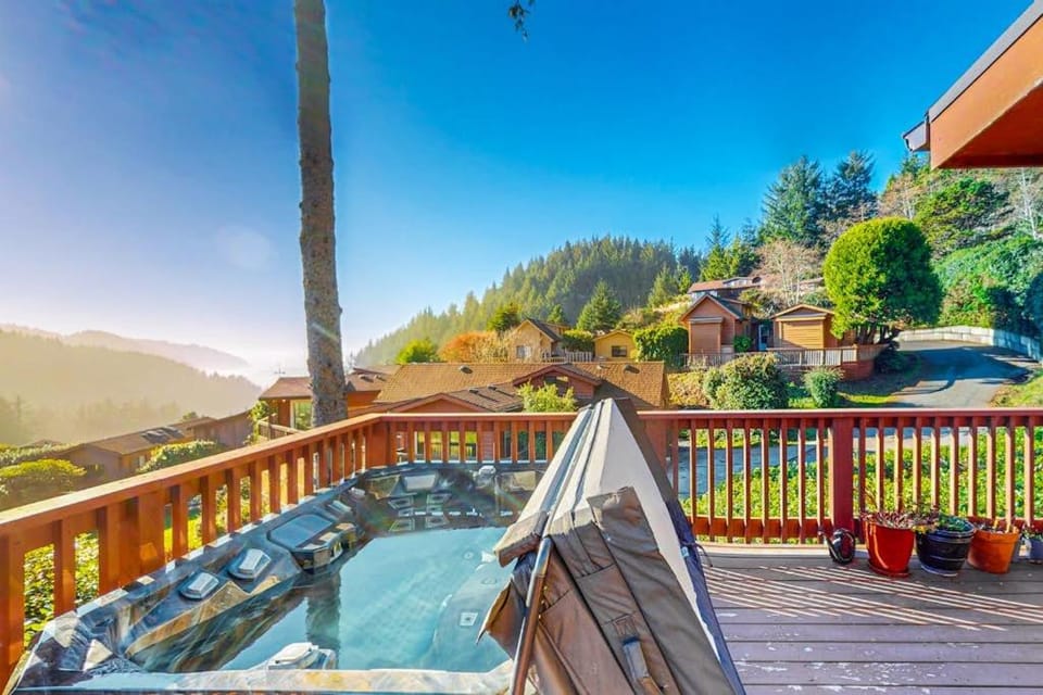 Dog-friendly cabin withprivate hot tub large deck & beautiful ocean mountain view Cabin in Oregon