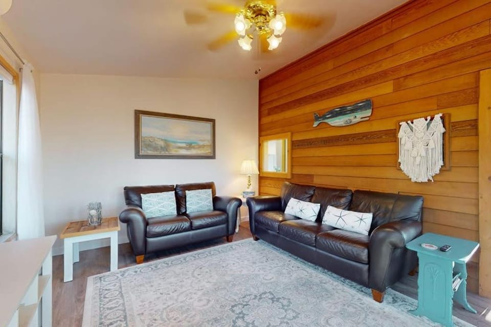 Ocean view retreat with nautical interior pinball machine grill games & AC House in Oregon