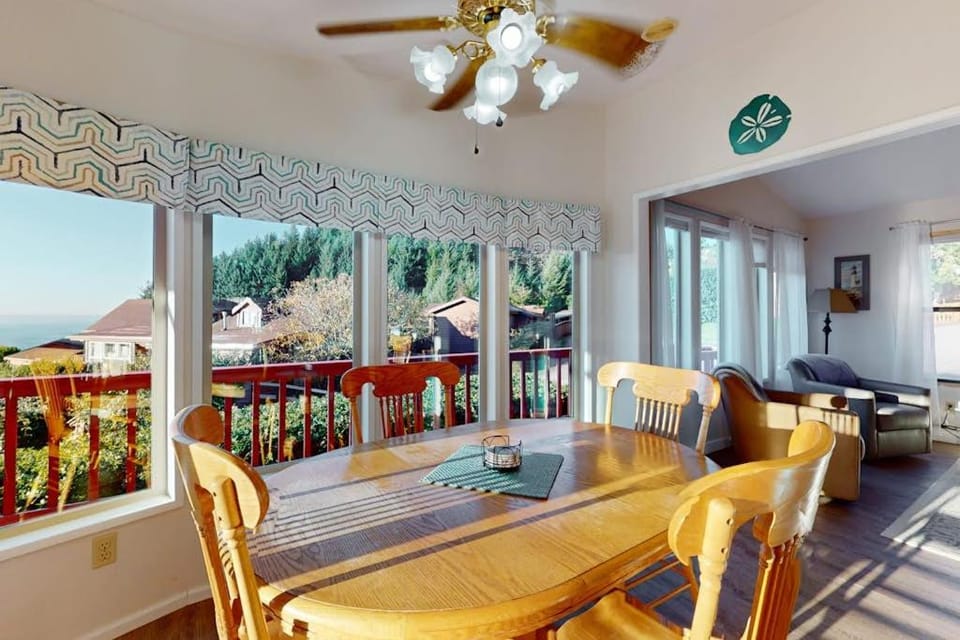 Ocean view retreat with nautical interior pinball machine grill games & AC House in Oregon