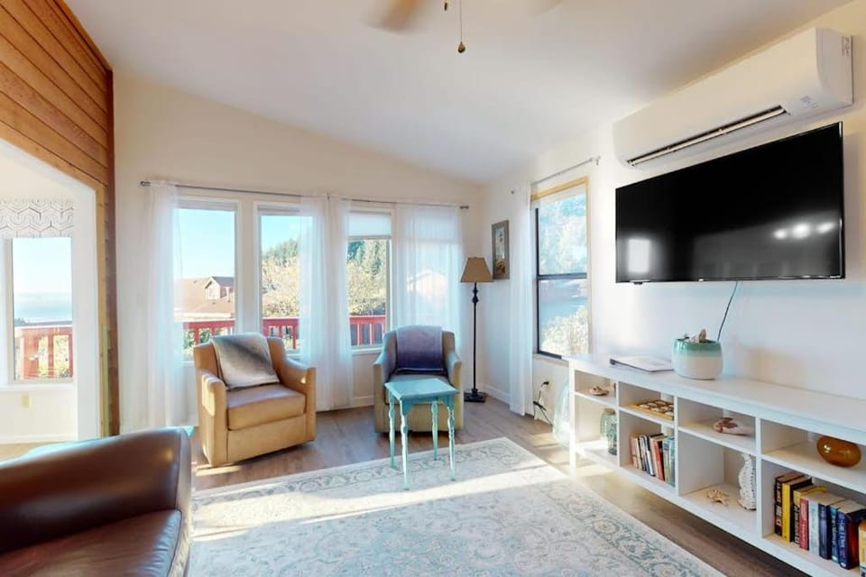 Ocean view retreat with nautical interior pinball machine grill games & AC House in Oregon