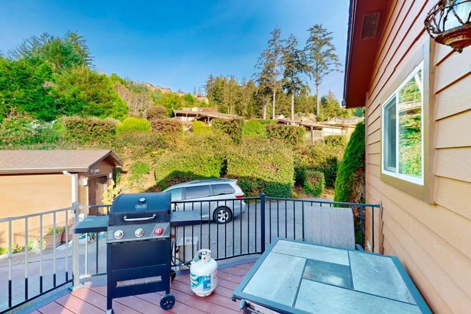 Private cabin close to trails with hot tub grill and dazzling ocean views Cabin in Oregon