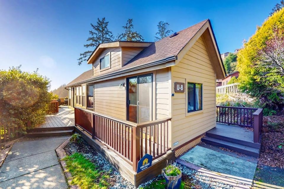Tranquil dog-friendly coastal escape with private hot tub patio & nature views House in Oregon