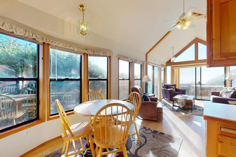 Tranquil dog-friendly coastal escape with private hot tub patio & nature views House in Oregon