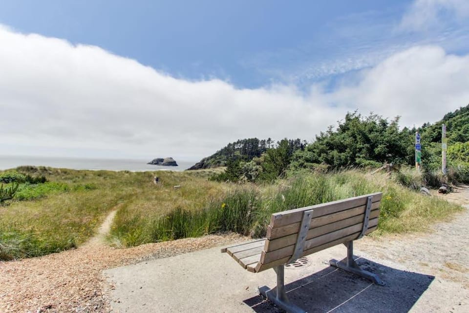 Charming oceanfront cottage with WiFi & easy beach access House in Cannon Beach