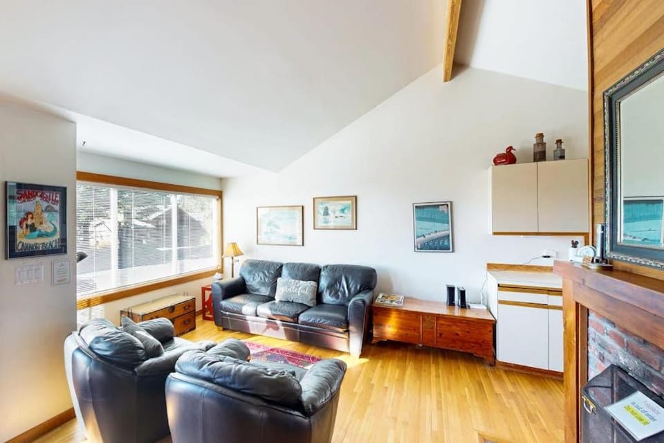 Charming oceanfront cottage with WiFi & easy beach access House in Cannon Beach