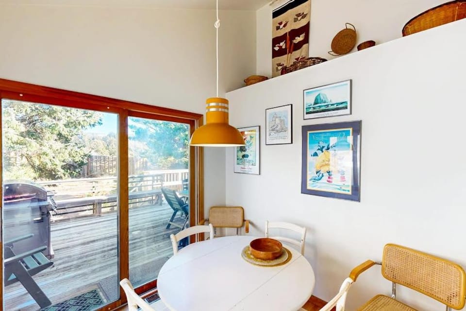 Charming oceanfront cottage with WiFi & easy beach access House in Cannon Beach