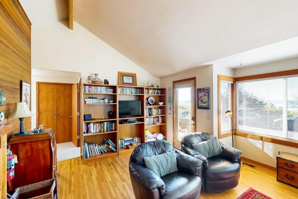 Charming oceanfront cottage with WiFi & easy beach access House in Cannon Beach