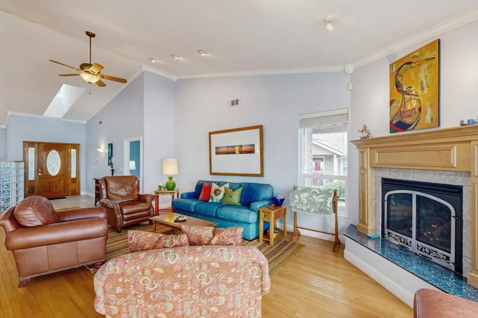 Oceanfront home with outdoor dining WIFI fireplace gas grill washer & dryer House in Harbor