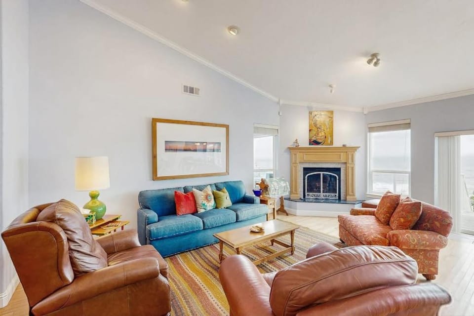 Oceanfront home with outdoor dining WIFI fireplace gas grill washer & dryer House in Harbor