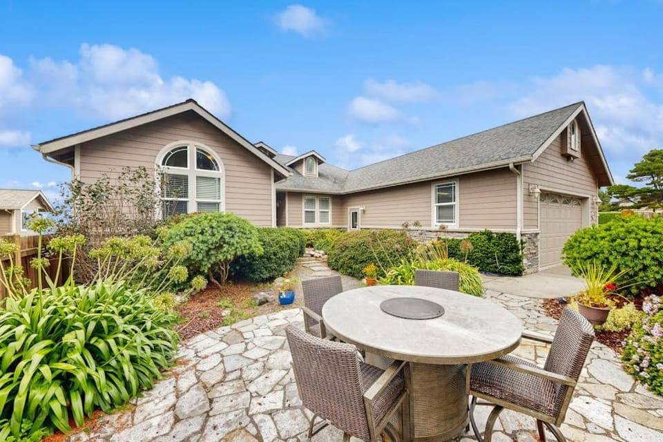 Oceanfront home with outdoor dining WIFI fireplace gas grill washer & dryer House in Harbor