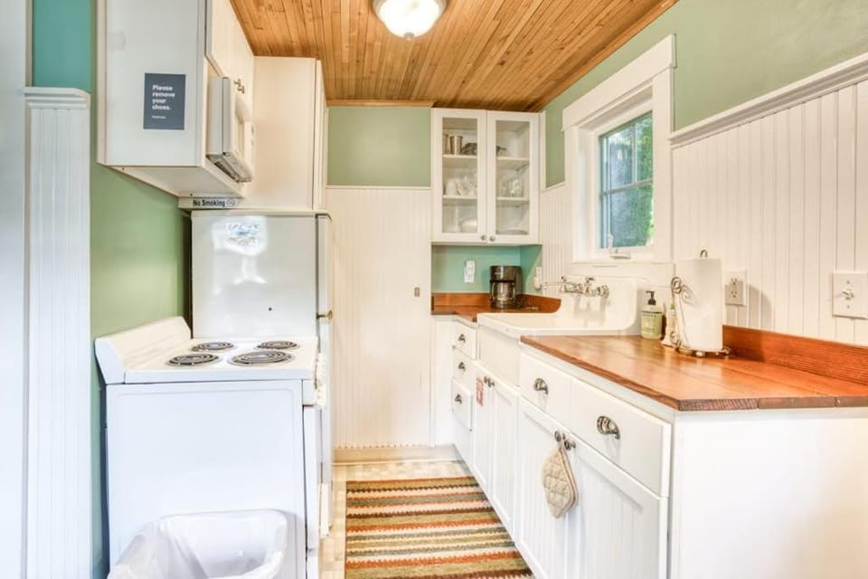 Three Cozy Cottages with Gas Fireplaces Courtyard & Beach Access - Dog-Friendly House in Tolovana Park