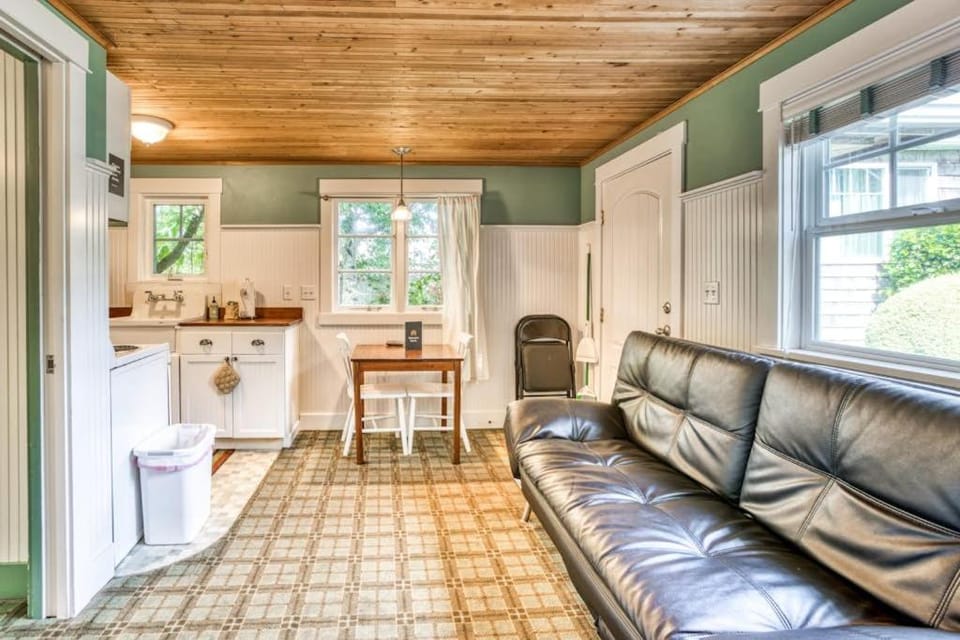 Three Cozy Cottages with Gas Fireplaces Courtyard & Beach Access - Dog-Friendly House in Tolovana Park