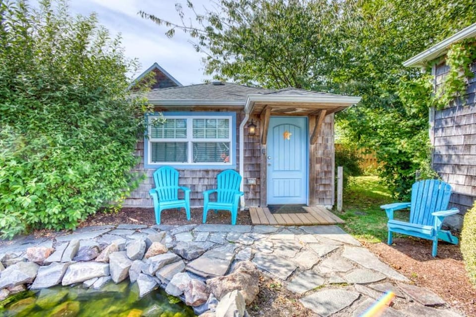 Three Cozy Cottages with Gas Fireplaces Courtyard & Beach Access - Dog-Friendly House in Tolovana Park