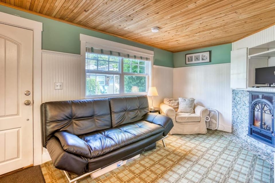 Three Cozy Cottages with Gas Fireplaces Courtyard & Beach Access - Dog-Friendly House in Tolovana Park