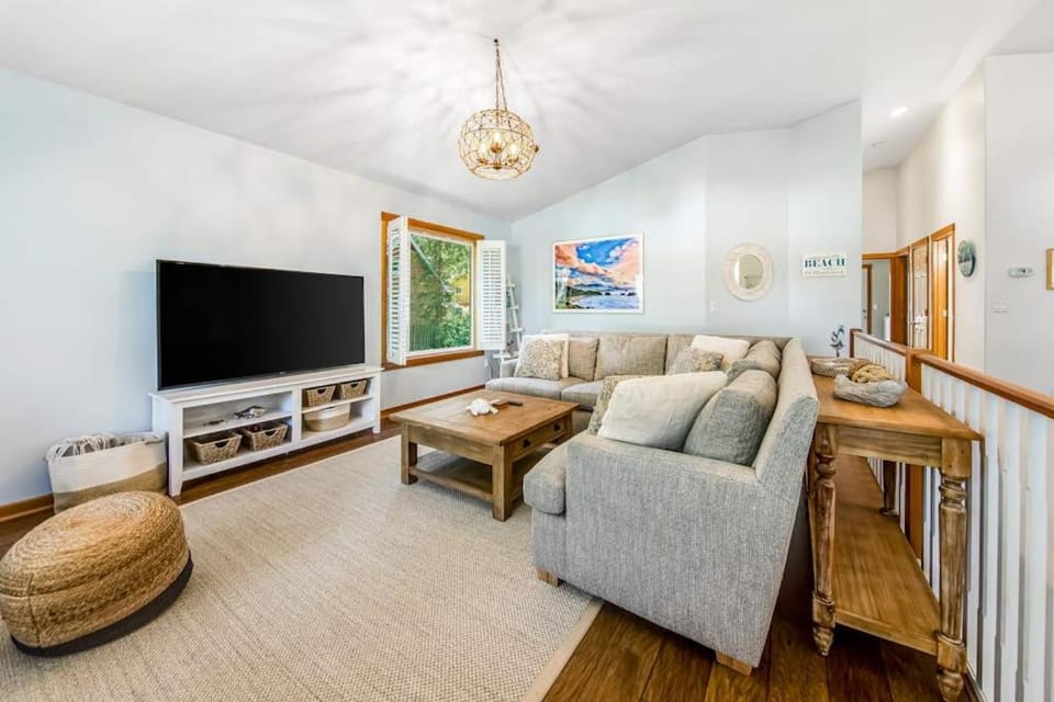 Spacious home with fenced yard deck grill fast WiFi & game room House in Tolovana Park
