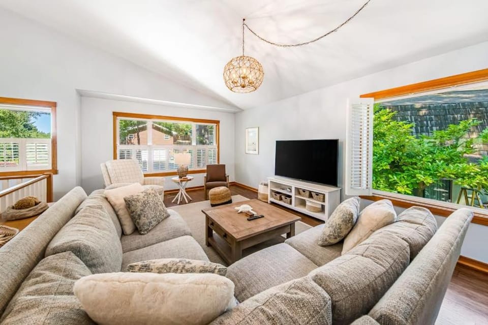 Spacious home with fenced yard deck grill fast WiFi & game room House in Tolovana Park