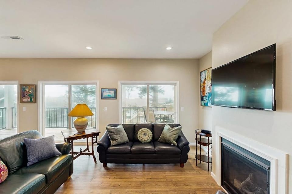 Charming home with ocean views patio BBQ grill WiFi W&D walk to beach House in Tolovana Park