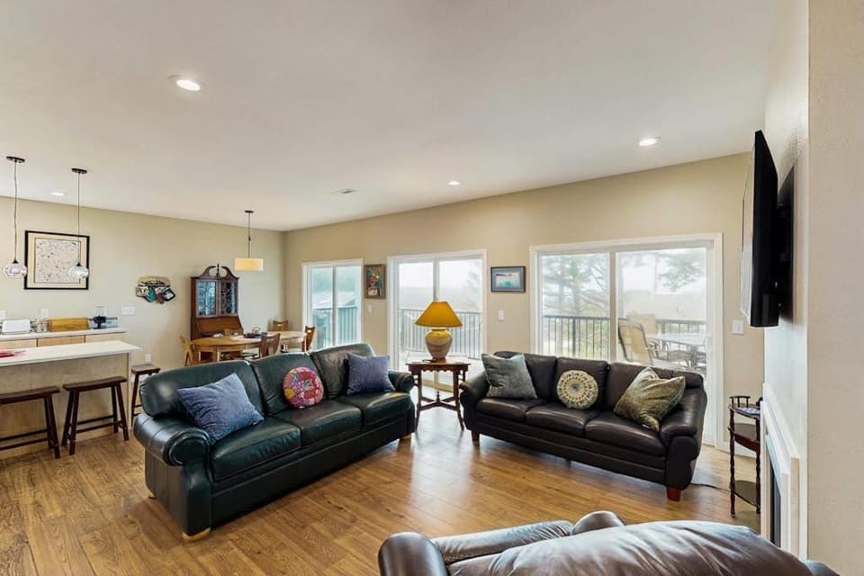 Charming home with ocean views patio BBQ grill WiFi W&D walk to beach House in Tolovana Park