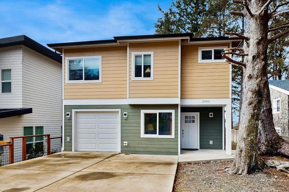 Charming home with ocean views patio BBQ grill WiFi W&D walk to beach House in Tolovana Park