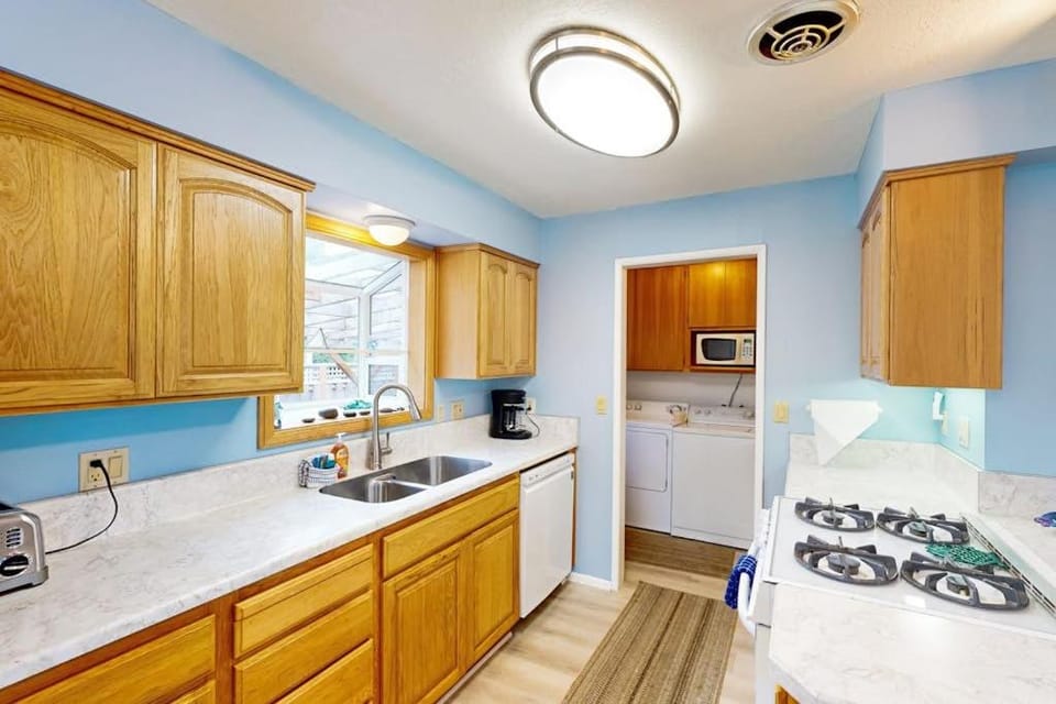 Dog-Friendly Home Close to the Beach House in Cannon Beach