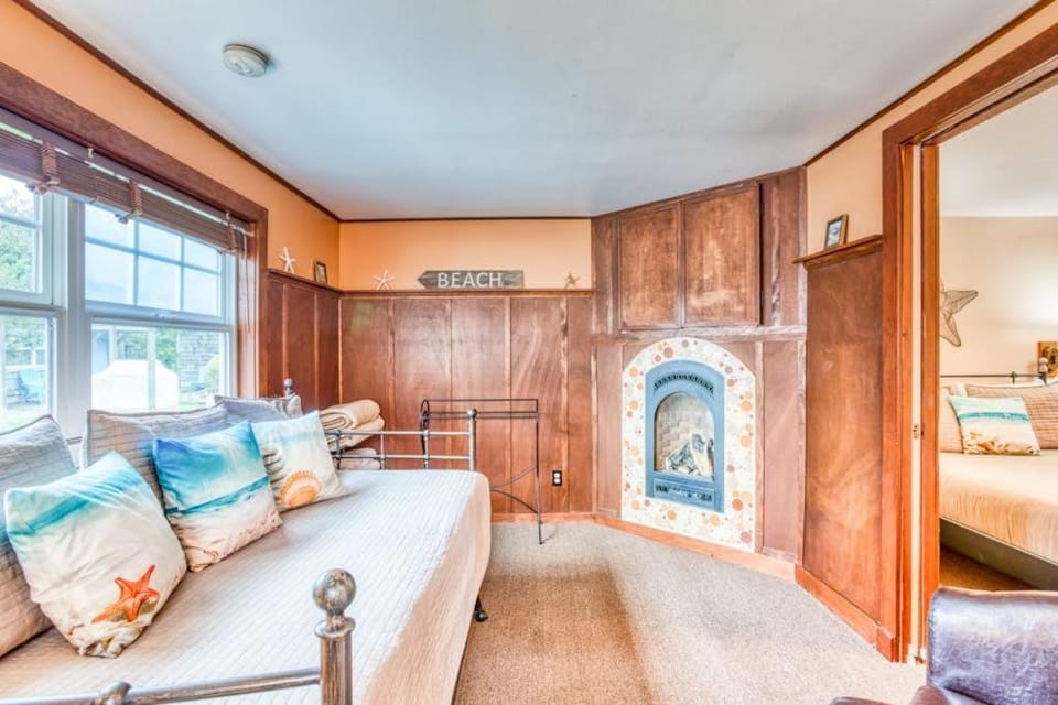 Serene Dog-Friendly Cottage - Blocks to Beach & Downtown House in Tolovana Park